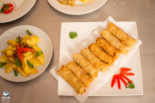 einen Tisch mit Teller mit Lebensmitteln und Teller mit Lebensmitteln in der Unterkunft TURACO INTERCOUNTY RESORT in Maragoli