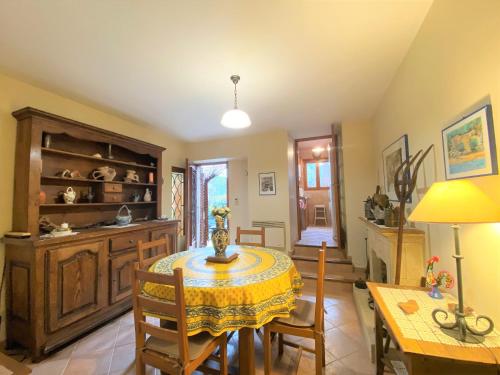une cuisine et une salle à manger avec une table et des chaises dans l'établissement Duplex Belvédère-Campomoro, vue mer, à Belvédère