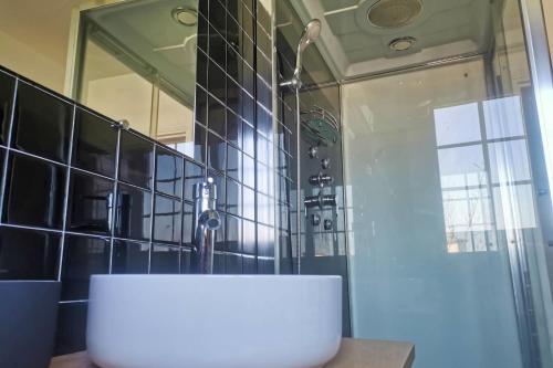 une salle de bain avec un lavabo et une douche dans l'établissement Escapade en famille à Plougasnou - Finistère, à Plougasnou