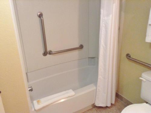 Bilik mandi di Holiday Inn & Suites Orlando SW - Celebration Area by IHG