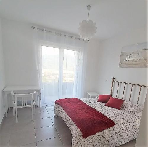 - une chambre blanche avec un lit et un piano dans l'établissement Mare et Monti vue mer proche centre ville, à Propriano