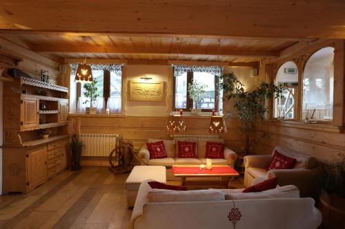 una gran sala de estar con sofás y una mesa. en Tatra House Residence, en Zakopane