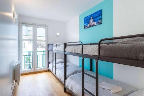 deux lits superposés dans une chambre avec fenêtre dans l'établissement Milly apartment next to Disneyland BMYGUEST, à Chessy