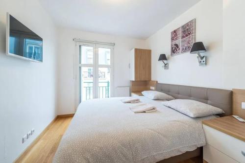 une chambre avec un lit avec deux serviettes dessus dans l'établissement Milly apartment next to Disneyland BMYGUEST, à Chessy