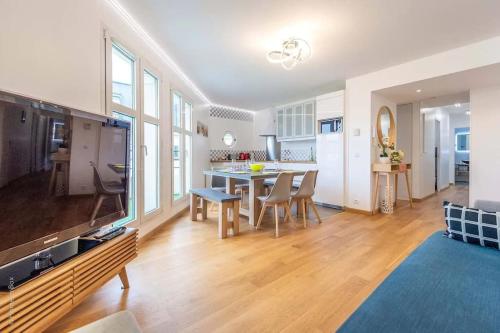 un salon avec une table et une salle à manger dans l'établissement Milly apartment next to Disneyland BMYGUEST, à Chessy
