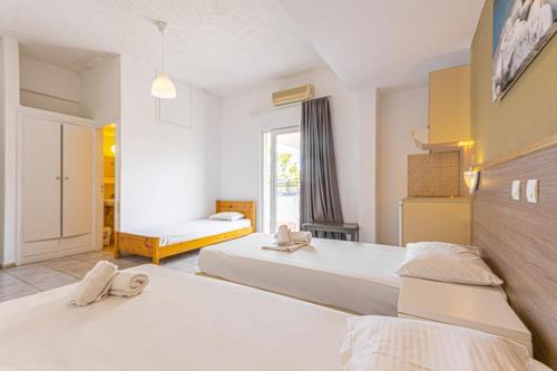 Tempat tidur dalam kamar di Simple Hotel Hersonissos Sun
