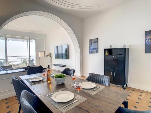 - une salle à manger avec une table, des chaises et des verres à vin dans l'établissement Nestor&Jeeves - BLUE PROMENADE - Sea front - Central - Luxe, à Nice