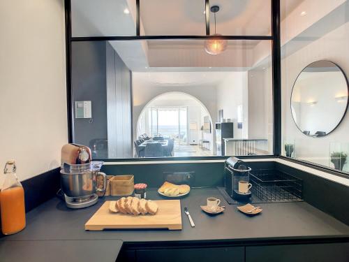 eine Küche mit einer Theke und einem Schneidebrett in der Unterkunft Nestor&Jeeves - BLUE PROMENADE - Sea front - Central - Luxe in Nizza