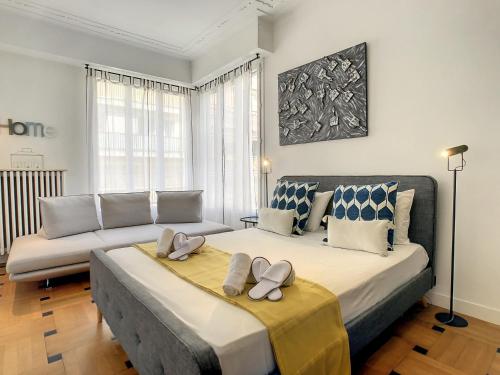 une chambre avec deux lits et un canapé dans l'établissement Nestor&Jeeves - BLUE PROMENADE - Sea front - Central - Luxe, à Nice