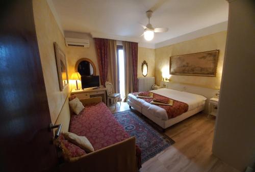 une chambre d'hôtel avec un lit et un bureau dans l'établissement Hotel San Marino, à Laglio