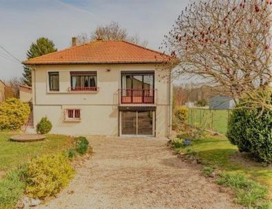 uma pequena casa branca com um telhado laranja em Gîte du Lapin Bleu em Coole