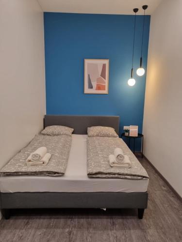 - une chambre avec un lit et 2 serviettes dans l'établissement Taskovic Apartment, à Ljubljana