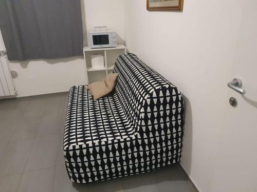 un canapé noir et blanc assis à côté d'un mur dans l'établissement Zio Toto', à Bologne