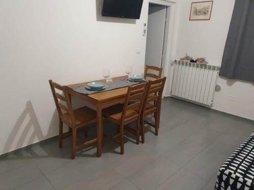mesa de comedor con sillas y copas de vino en Zio Toto' en Bolonia