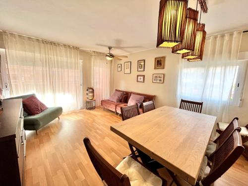 sala de estar con mesa y sofá en Mediterranean Way - Bohemian apartment, en Cambrils