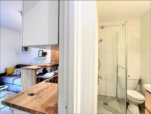 a bathroom with a toilet and a glass shower at Centre Saint-Gervais Studio Vert moderne 2 pers proche télécabine in Saint-Gervais-les-Bains