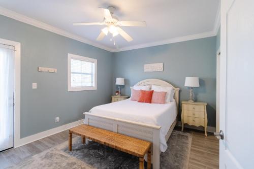 una camera da letto con un letto e un ventilatore a soffitto di Purple Parrot 19Cd By Pkrm a Pensacola