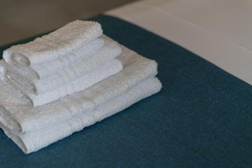 una pila de toallas blancas sentadas en una mesa en Casa Raffaello en San Miniato