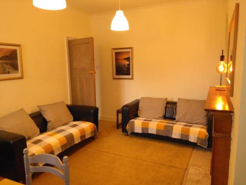 una sala de estar con 2 sofás en una habitación en Apartment with Outside Patio and Car Space, en Durham