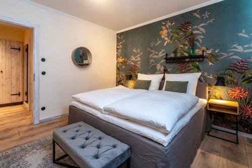 een slaapkamer met een groot bed met een bloemrijke muur bij Apartment Suite in Bad Segeberg