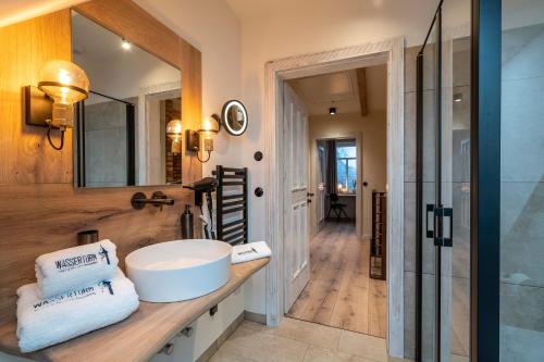 een badkamer met een wastafel en een spiegel bij Apartment Deluxe - a64667 in Bad Segeberg