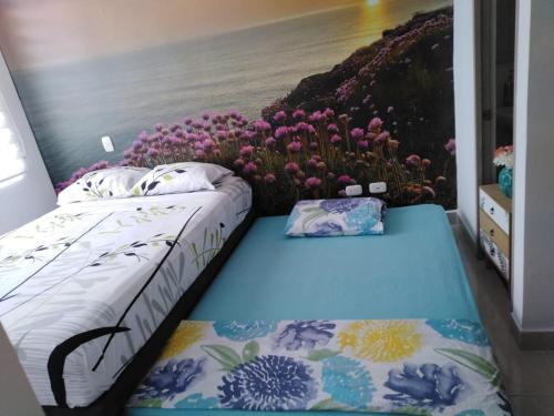 1 dormitorio con 1 cama y una pintura de flores en Ricaurte vía a Girardot -Peñazul Aldea, en Ricaurte