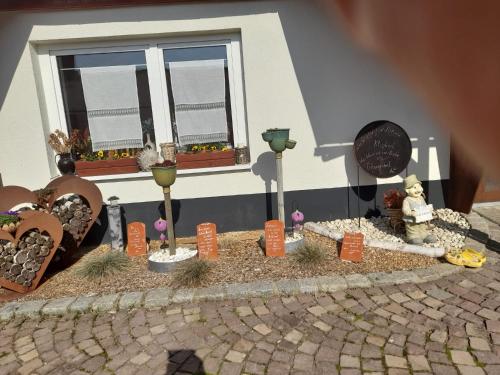 un modèle de maison avec un jardin et une fenêtre dans l'établissement Pension Sonnenhof, à Förthen