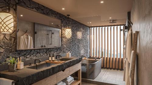 baño con 2 lavabos y espejo grande en 1 Hotel Hanalei Bay, en Princeville