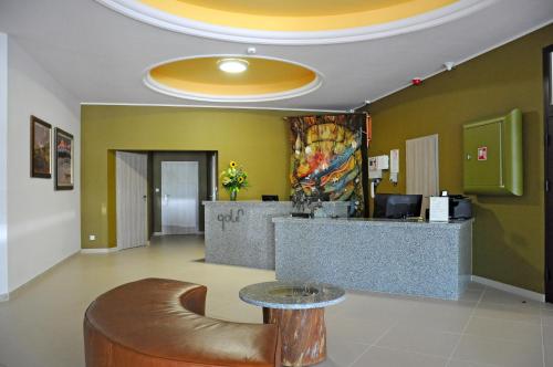 a lobby with a waiting room with a counter and a table at Golf Zajazd Zajączkowo in Słupsk