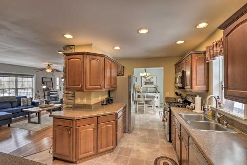 Η κουζίνα ή μικρή κουζίνα στο Idyllic Washington Retreat with Fire Pit and Yard