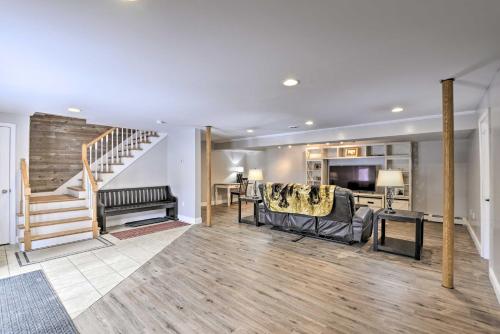 Χώρος καθιστικού στο Idyllic Washington Retreat with Fire Pit and Yard