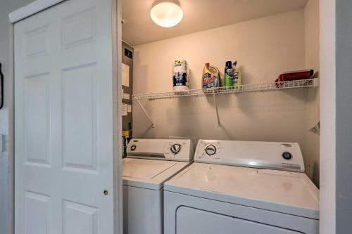 Ένα μπάνιο στο Boat Ramp, Dock and Slip Step-Free Camdenton Condo!