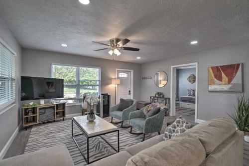a living room with a couch and a tv at Bright Venice Getaway Less Than 1 Mi to Historic Dtwn in Venice