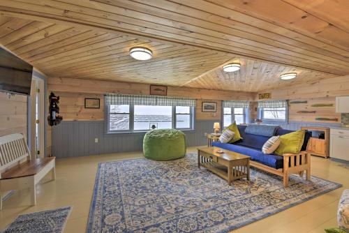 een woonkamer met een blauwe bank en een tafel bij Captains Quarters at St Albans Bay Marina in Saint Albans Bay