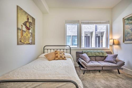 En eller flere senge i et værelse på Boise Townhome with Rooftop Deck, 2 Mi to Downtown!