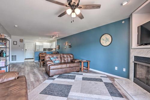 Χώρος καθιστικού στο Boat Ramp, Dock and Slip Step-Free Camdenton Condo!
