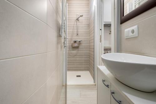 a bathroom with a white sink and a shower at Minty Stay - Hortaleza Studio in Madrid