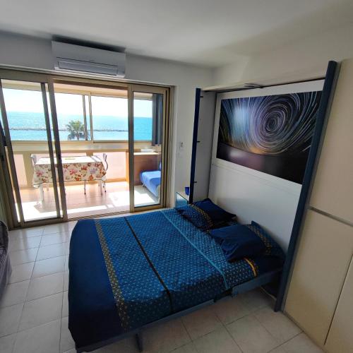 Ένα ή περισσότερα κρεβάτια σε δωμάτιο στο Grand studio bord de mer- accès direct aux plages