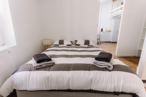 Ένα ή περισσότερα κρεβάτια σε δωμάτιο στο bnbgônes - LE SAINT VINCENT- HYPERCENTRE WIFI NETFLIX