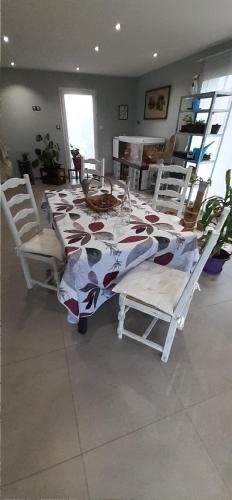 ベルフォンテーヌにあるChez Papyの白いテーブル(椅子付)と毛布