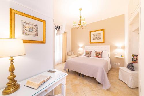 1 dormitorio con 1 cama y escritorio con lámpara en Dionisio House, en Taormina