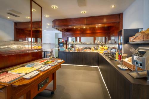 Kuchyň nebo kuchyňský kout v ubytování Hotel Harmony