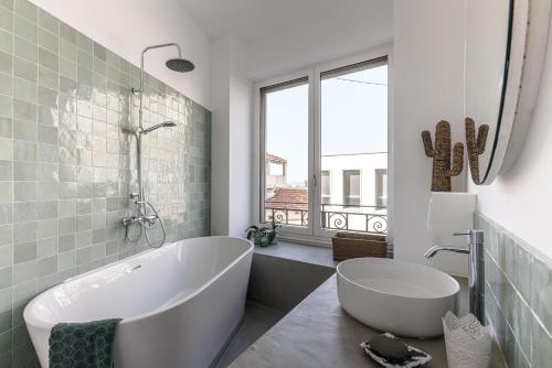 Phòng tắm tại Bord de mer, magnifique appartement de 150m2 avec jardin