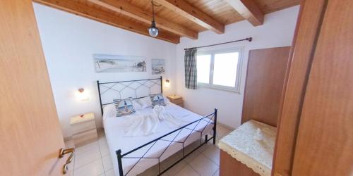 a bedroom with a bed in a room with a window at Stella Maris Marzamemi Apartments in Marzamemi