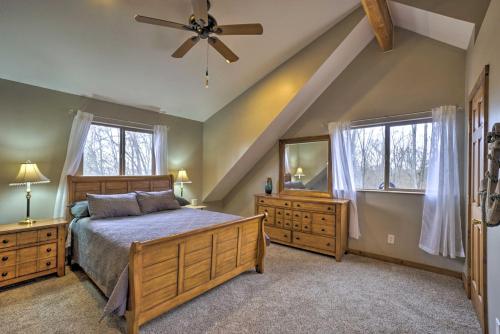 een slaapkamer met een bed en een plafondventilator bij Spacious Buckeye Lake Home with Hot Tub and Fire Pit! in Buckeye Lake