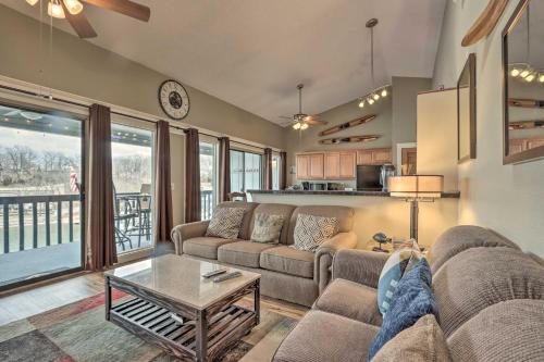 Ein Sitzbereich in der Unterkunft Lake of the Ozarks Views Osage Beach Condo!