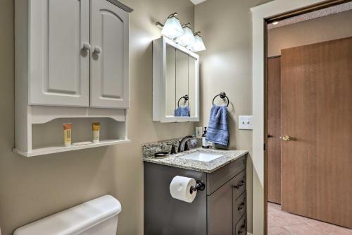 欧塞奇比奇Lake of the Ozarks Views Osage Beach Condo!的带水槽和马桶的浴室