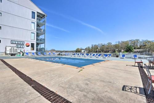 ein leerer Volleyballplatz vor einem Gebäude in der Unterkunft Lake of the Ozarks Views Osage Beach Condo! in Osage Beach