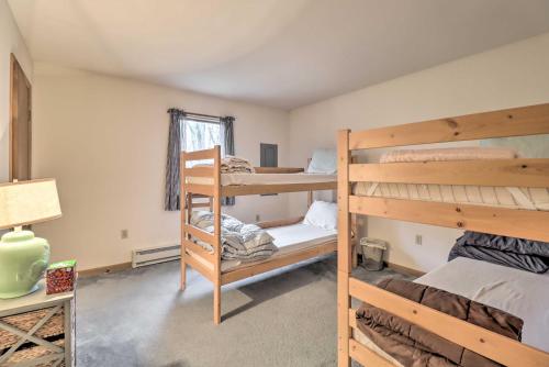 Divstāvu gulta vai divstāvu gultas numurā naktsmītnē Secluded Poconos Home with Decks about 1 Mi to Lake