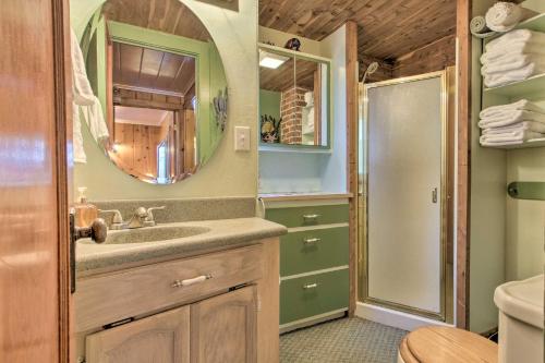 Foto de la galería de Cozy Home with Hot Tub Half Mi to Salmon River! en Salmon